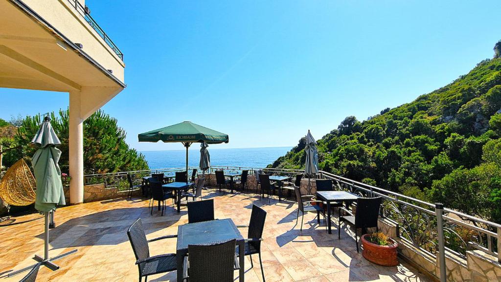 Sea-view restaurant terrace